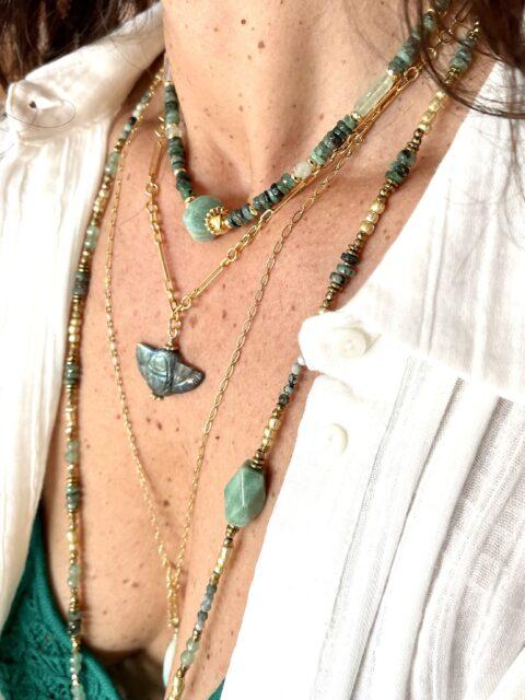 collier Varuna est un collier ras de cou style surfeur puka chic vert en pierres naturelles d'émeraude et fluorite et pierre centrale en amazonite