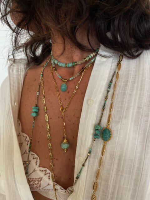 sautoir bola amazonite est un collier en maille vintage et un pendentif en amazonite pouvant se porter en sautoir ou en sautoir cravate