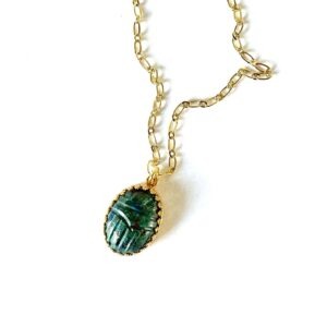 collier medaillon scarabee