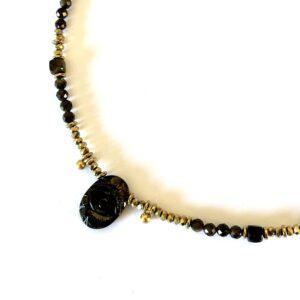 collier horus sur pierre obsidienne dorée