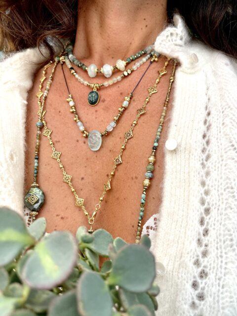 collier Horus sur soie aigue marine