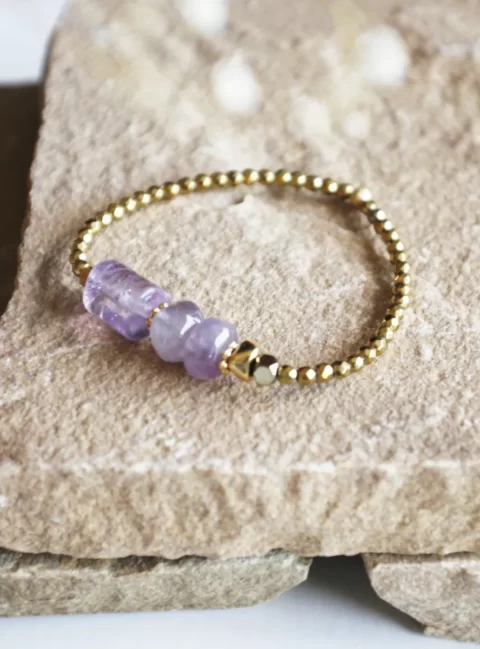bracelet gaia ametiste est un bracelet élastique en hématites avec une cartouche centrale en amethyste