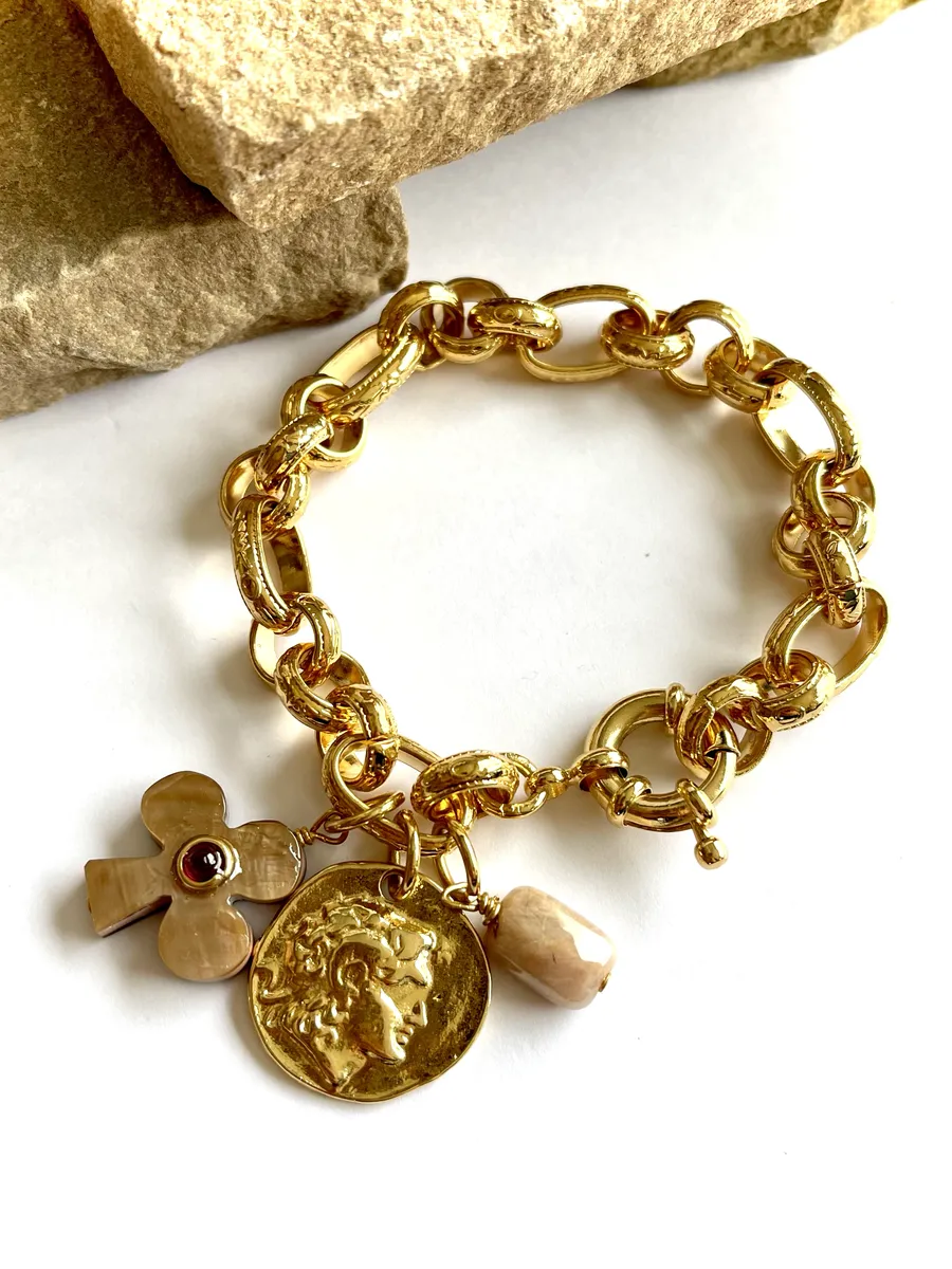 bracelet lucky grenat et nacre rose est un gros bracelet en maille large dorée à l'or fin 24k avec 3 breloques (trèfle nacre et grenat, pierre de soleil et médaille grec)