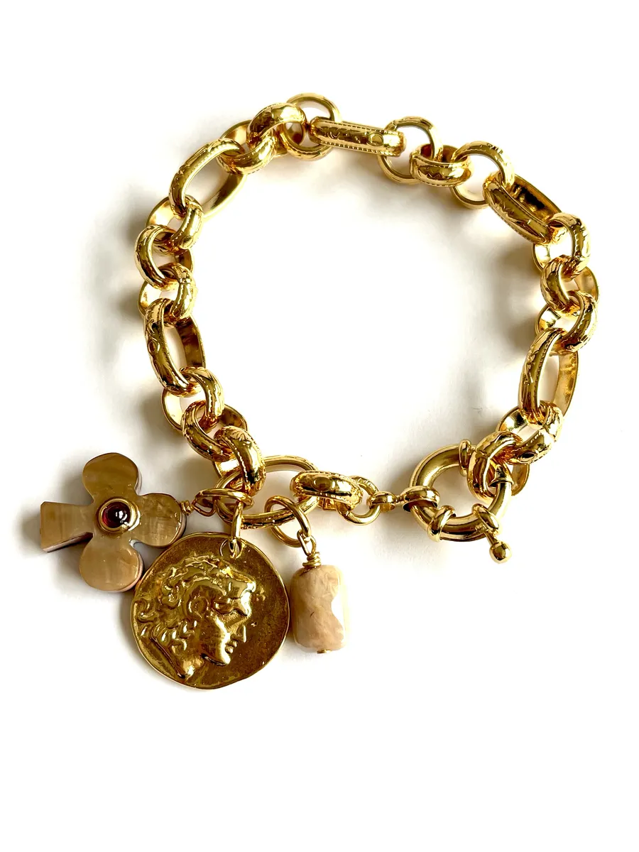 bracelet lucky grenat et nacre rose est un gros bracelet en maille large dorée à l'or fin 24k avec 3 breloques (trèfle nacre et grenat, pierre de soleil et médaille grec)
