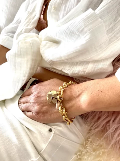 bracelet lucky grenat et nacre rose est un gros bracelet en maille large dorée à l'or fin 24k avec 3 breloques (trèfle nacre et grenat, pierre de soleil et médaille grec)