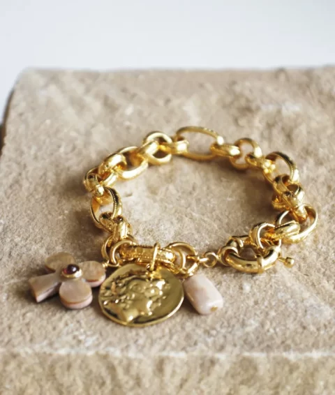 bracelet lucky grenat et nacre rose est un gros bracelet en maille large dorée à l'or fin 24k avec 3 breloques (trèfle nacre et grenat, pierre de soleil et médaille grec)