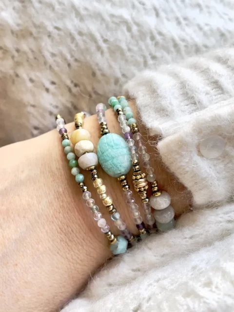 bracelet multitours amazonite fluorite est un bracelet tout en pierre de fluorine et amazonite turquoise avec un scarabée sculptée en pierre fine d'amazonite