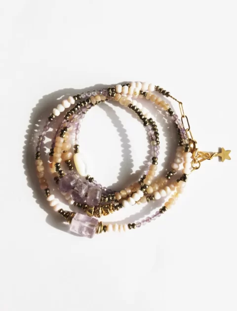 bracelet multitours en amethisten, pierre de lune pêche et opale rose