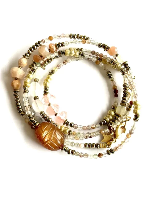 bracelet multitours pierre de soleil, scarabée sculpté en pierre de soleil il apporte optimisme, chance et réussite