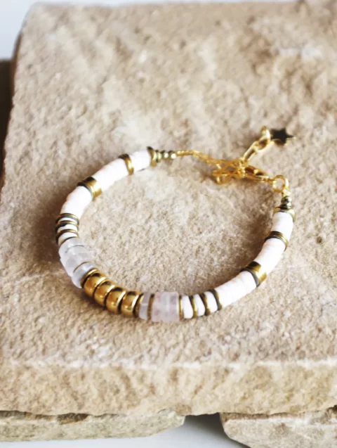 bracelet puka surfeur chic en pierre de quartz rose, coquillages nude et cartouche centrale en plaqué or