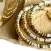 bracelet nymphe est un puka coquillage et cartouche or, intemporel
