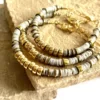 bracelet nymphe shell est un bracelet puka en coquillages et cartouche or nude intemporel