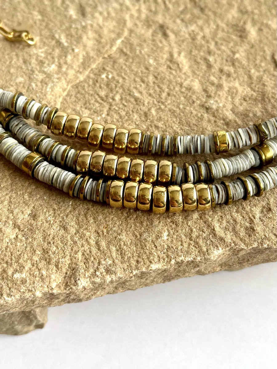 bracelet nymphe shell est un bracelet puka en coquillages et cartouche or nude intemporel