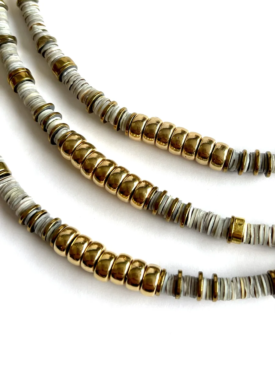 bracelet nymphe shell est un bracelet puka en coquillages et cartouche or nude intemporel