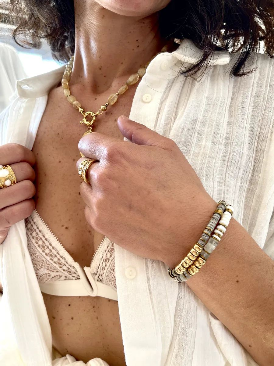 bracelet nymphe shell est un bracelet puka en coquillages et cartouche or nude intemporel