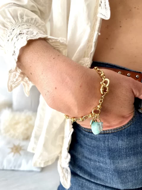 bracelet or breloques amazonites est un bracelet en mailles vintage ciselées rondes avec un fermoir bouée et des breloques en pierres scarabée amazonite turquoise et apatite