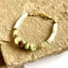 bracelet Artemis chrysoprase et phrénique bracelet puma surfeur perles heishi en pierre de lune et phrenite