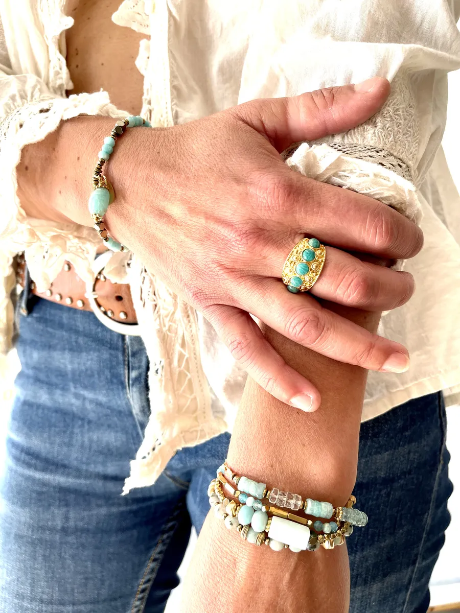 bracelet puka apatite amazonite est un bracelet puka style surfeur en perles heishi en pierres fines bleues