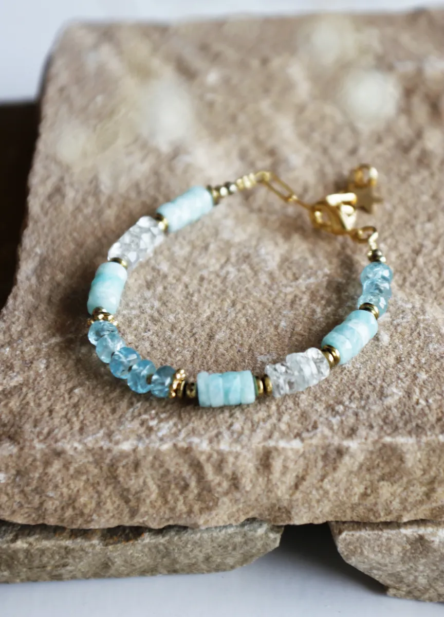bracelet puka apatite amazonite est un bracelet puka style surfeur en perles heishi en pierres fines bleues
