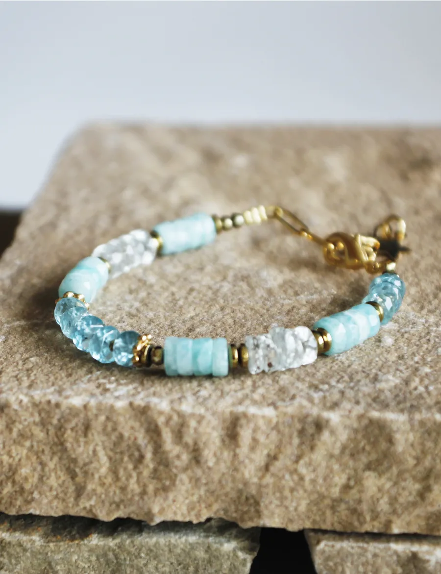 bracelet puka apatite amazonite est un bracelet puka style surfeur en perles heishi en pierres fines bleues