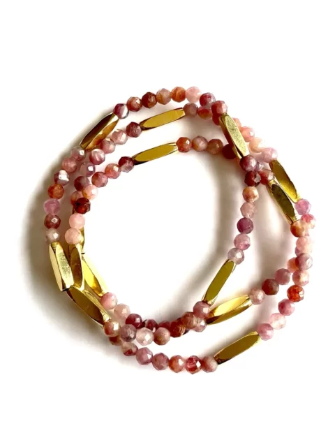 bracelet pure tourmaline rose est un bracelet élastique tout fin avec des perles dorées longues et de la tourmaline rose
