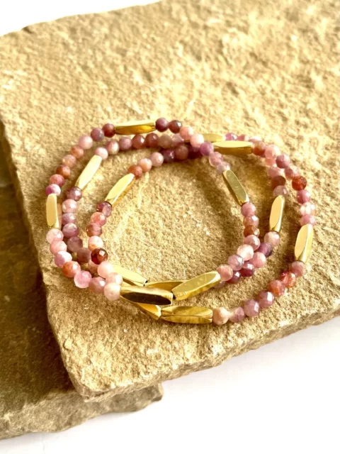 bracelet pure tourmaline rose est un bracelet élastique tout fin avec des perles dorées longues et de la tourmaline rose