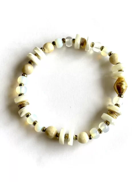 bracelet Sérénity est un bracelet élastique en bois fossile, nacre et opacité blanche