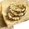 bracelet-sidoenie-sable-howlite-bijoux-créateur-pierre-fines-talisman-paulettequincaillerie bracelet Sidonie sable howlite est un bracelet puka de couleur sable en how lite avec une cartouche plaqué or et coeur grenat