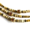bracelet-sidoenie-sable-howlite-bijoux-créateur-pierre-fines-talisman-paulettequincaillerie_3 bracelet Sidonie sable howlite est un bracelet puka de couleur sable en how lite avec une cartouche plaqué or et coeur grenat