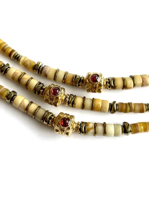 bracelet Sidonie sable howlite est un bracelet puka de couleur sable en how lite avec une cartouche plaqué or et coeur grenat