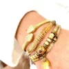 bracelet-sidonie-sable-howlite-bijoux-créateur-pierre-fines-talisman-paulettequincaillerie_4 bracelet Sidonie sable howlite est un bracelet puka de couleur sable en how lite avec une cartouche plaqué or et coeur grenat