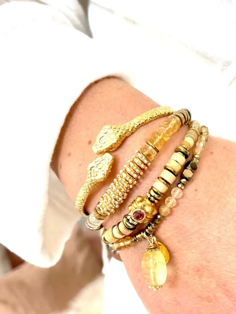 bracelet Sidonie sable howlite est un bracelet puka de couleur sable en how lite avec une cartouche plaqué or et coeur grenat