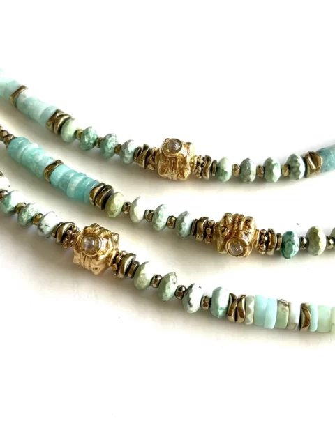 bracelet Sidonie amazonite est un bracelet puka en amazonite et turquoises avec une cartouche centrale or et coeur labradorite