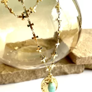 collier-double-aphrodite-scarabée-amazonite-pierres-fines-paulettequincaillerie-bijoux-créateur collier double Aphrodite amazonite est un collier double rang avec deux chaines en croix dorées à l'or fin 24k et un médaillon long en tête de lion ancien et une breloque en scarabée amazonite