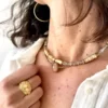 collier-amulette-scarabée-pierre-de-soleil-varuna-sable-talismans-paulettequincaillerie-bijoux-createur-pierres-semi-précieuses-lithotherapie_65 collier Varuna sable howlite est un collier ras de cou puka de style surfeur choc en pierres de how lite et quartz fumé aux teintes nues sable ensoleillées