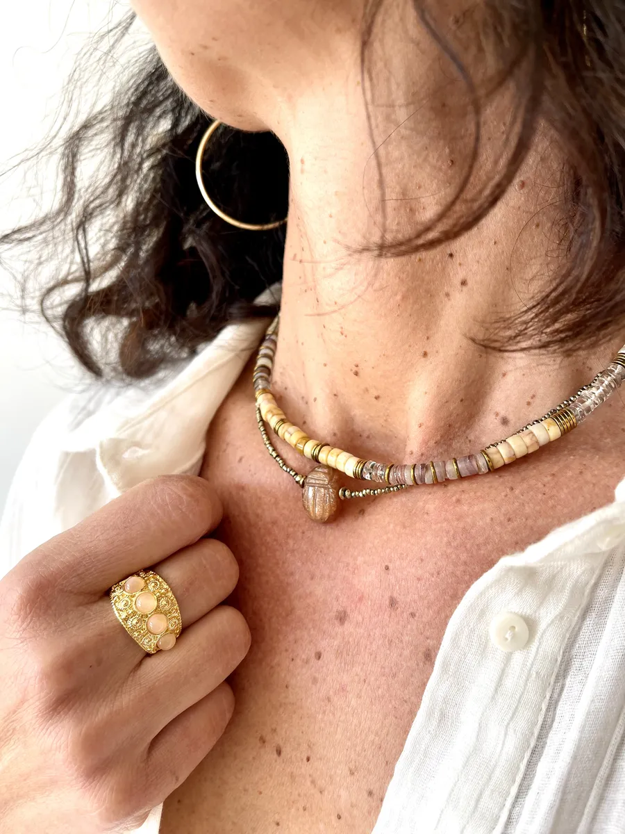 collier-amulette-scarabée-pierre-de-soleil-varuna-sable-talismans-paulettequincaillerie-bijoux-createur-pierres-semi-précieuses-lithotherapie_65 collier Varuna sable howlite est un collier ras de cou puka de style surfeur choc en pierres de how lite et quartz fumé aux teintes nues sable ensoleillées