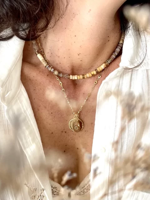 collier Varuna sable howlite est un collier ras de cou puka de style surfeur choc en pierres de how lite et quartz fumé aux teintes nues sable ensoleillées