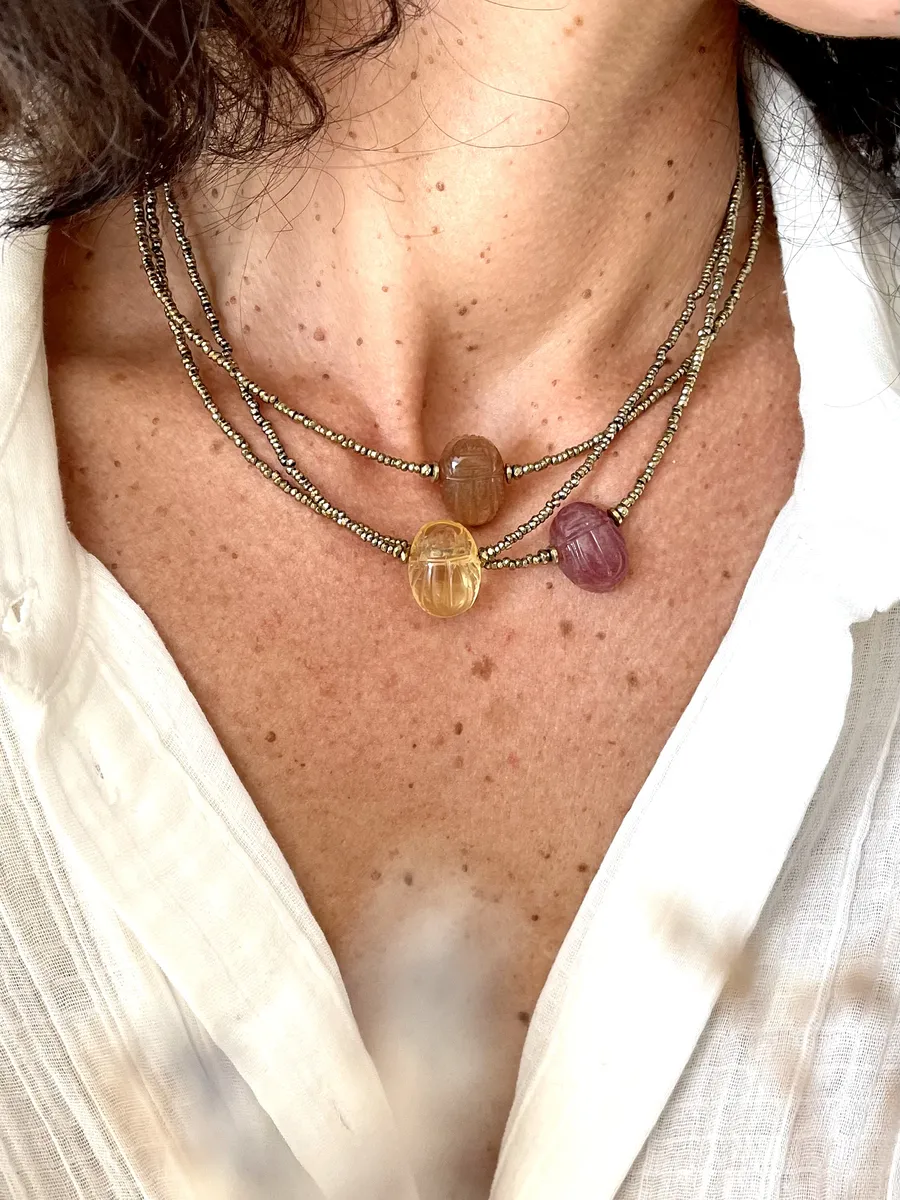 collier-amulette-scarabée-quartz-fraise-citrine-pierre-de-soleil-talismans-paulettequincaillerie-bijoux-createur-pierres-semi-précieuses-lithotherapie_39