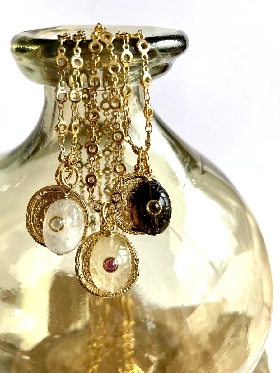 collier -athena-medaillon-scarabée-pierres-fines-paulettequincaillerie-bijoux-créateur_2 collier Athena médaillon scarabée est le nouvel emblème de la marque Paulettequincaillerie un collier en maille lune avec un médaillon coeur et un scarabée au coeur en pierre fine