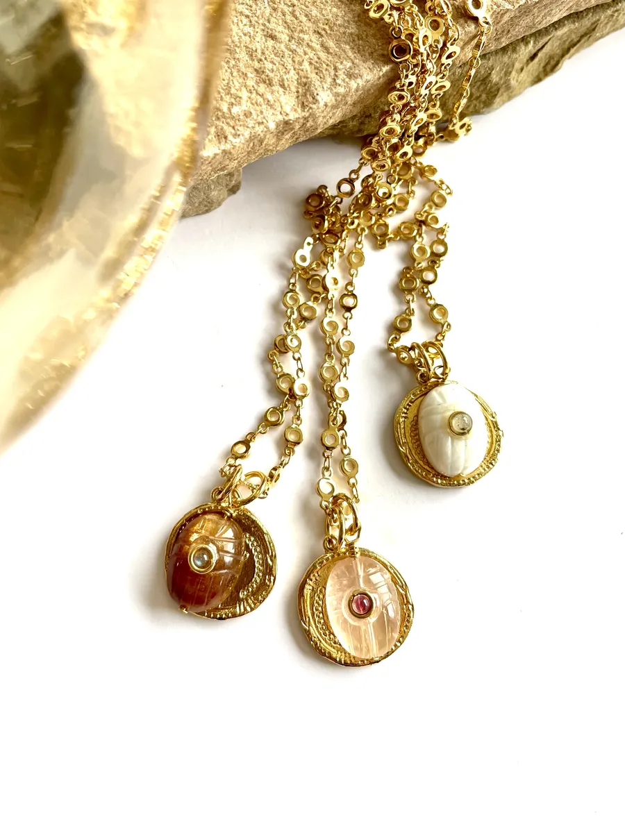 collier-athena-medaillon scarabée_6 collier Athena médaillon scarabée est un collier amulette de protection avec un médaillon coeur, une chaine or moon et un scarabée et son coeur en pierre sertie