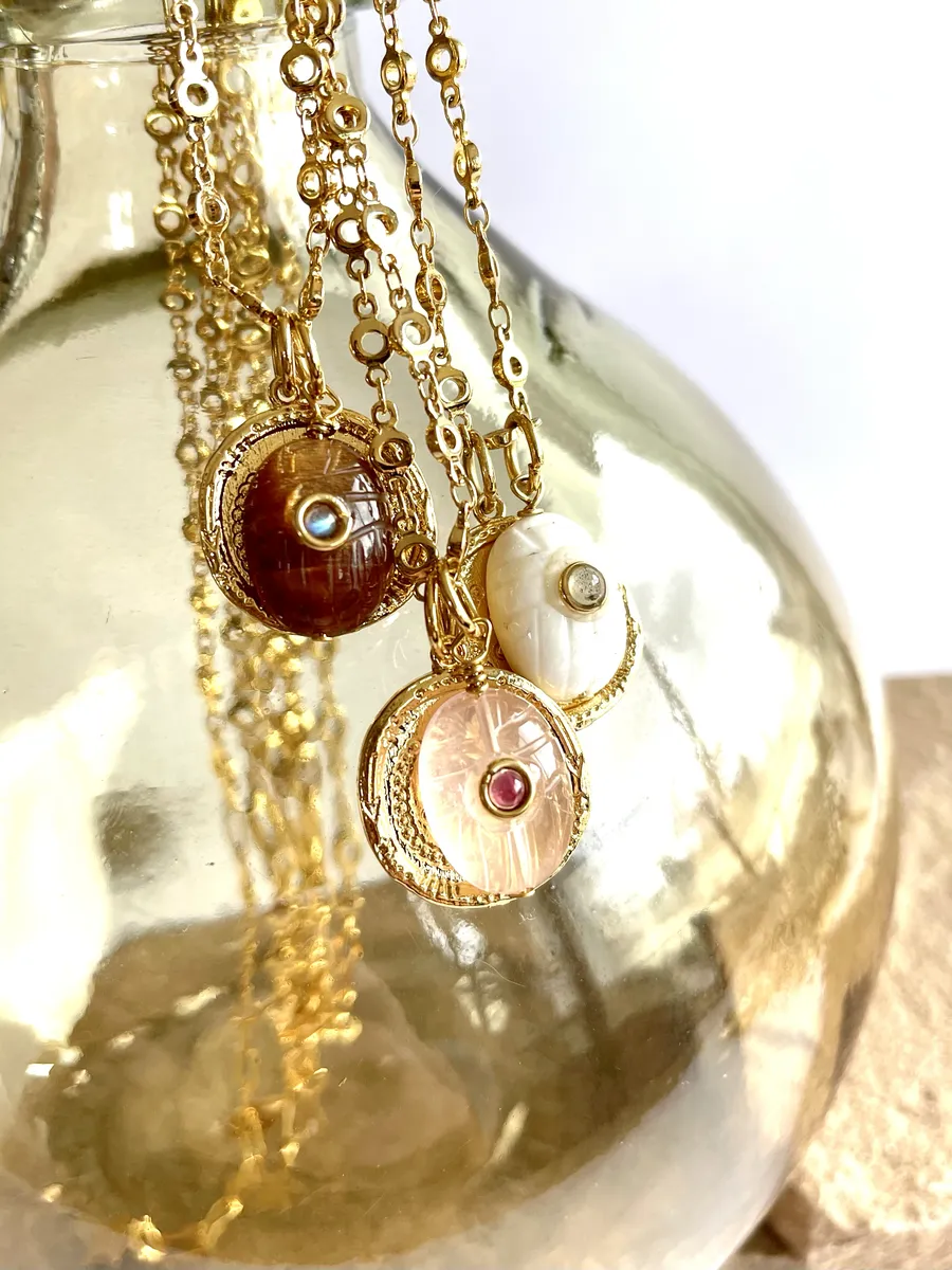 collier-athena-medaillon scarabée_8 collier Athena médaillon scarabée est un collier amulette de protection avec un médaillon coeur, une chaine or moon et un scarabée et son coeur en pierre sertie