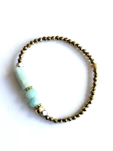 bracelet gaia amazonite est le bracelet iconique de chez Paulette. simple et chic tout en hématites dorées à l'or fin 24k et une grosse cartouche en pierre d'amazonite