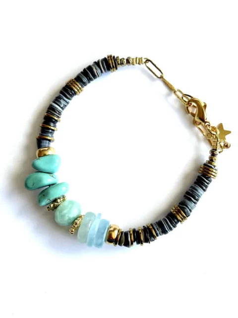 bracelet puka olympe est un bracelet surfeur chic en coquillages bleu nui et pierres centrales en turquoise, aigue marine et amazonite