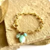 bracelet-or-breloques-amazonite-pierres-fines-paulettequincaillerie-bijoux-créateur_17 bracelet or breloques amazonites est un bracelet en mailles vintage ciselées rondes avec un fermoir bouée et des breloques en pierres scarabée amazonite turquoise et apatite