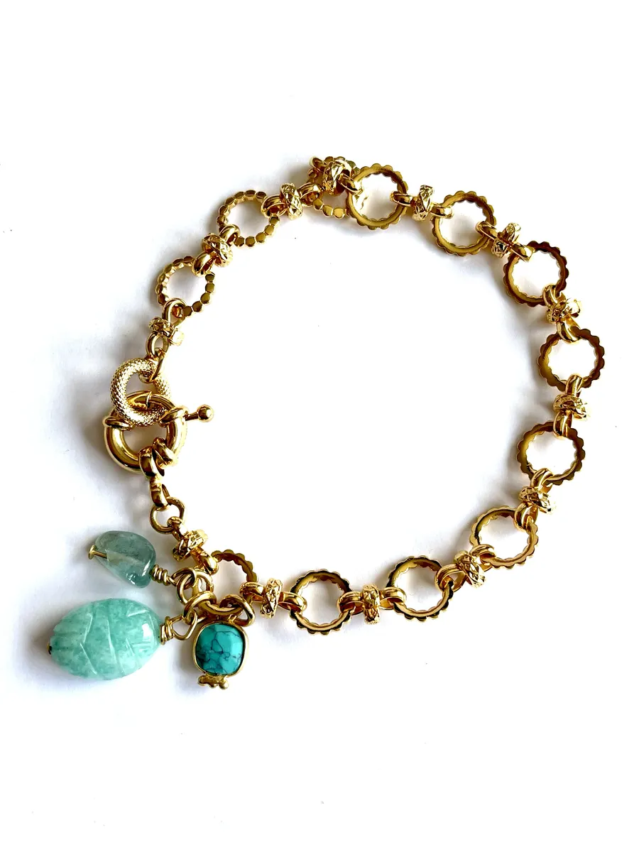 bracelet-or-breloques-amazonite-pierres-fines-paulettequincaillerie-bijoux-créateur_18 bracelet or breloques amazonites est un bracelet en mailles vintage ciselées rondes avec un fermoir bouée et des breloques en pierres scarabée amazonite turquoise et apatite