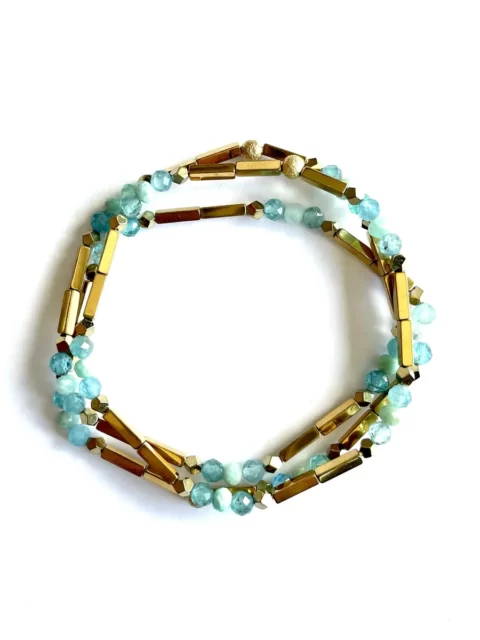 bracelet colibri apatite est un bracelet élastique très fin en perles dorées longues et pierres fines d'apatite