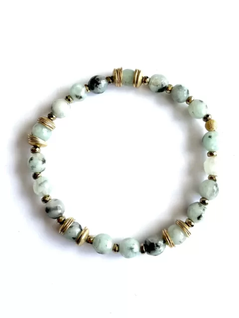 bracelet pure big en jaspe kiwi est un bracelet très épuré en pierres à facettes de jaspe kiwi alterné avec des rondelles heishi dorées à l'or fin 24k et des hématites