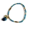bracelet-totem-apatite-scarabée-pierres-fines-paulettequincaillerie-bijoux-créateur_21 bracelet totem scarabée apatite est un bracelet fin en apatite avec des breloques et un scarabée sculpté en apatite