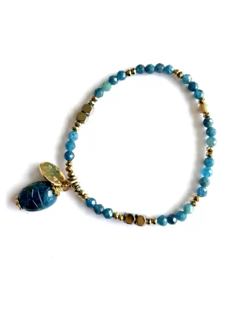 bracelet totem scarabée apatite est un bracelet fin en apatite avec des breloques et un scarabée sculpté en apatite
