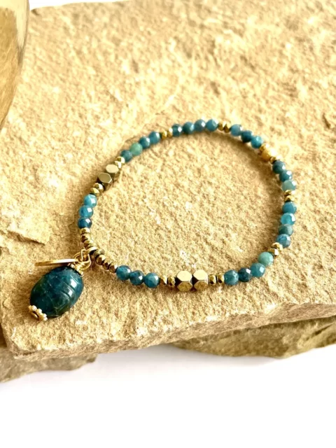 bracelet totem scarabée apatite est un bracelet fin en apatite avec des breloques et un scarabée sculpté en apatite